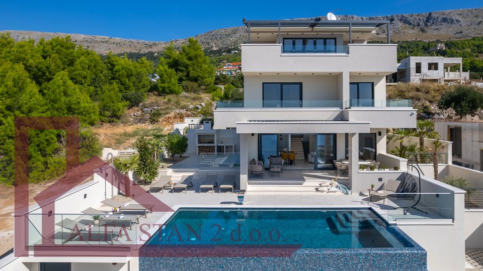 Luxury newly built villa with 4 bedrooms