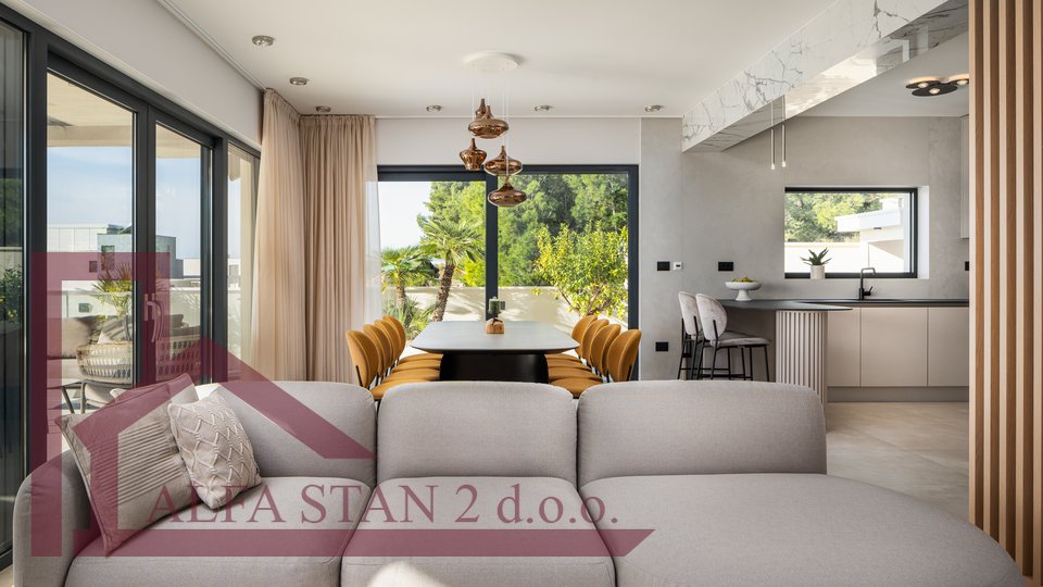 House, 370 m2, For Sale, Podstrana