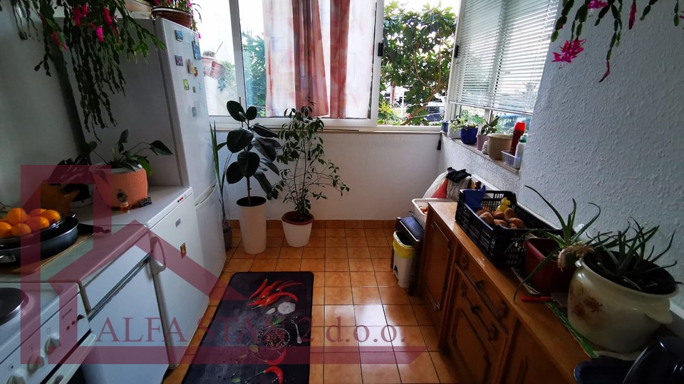 Prodajemo  stan u visokom prizemlju nebodera u Splitu, predio Sućidar