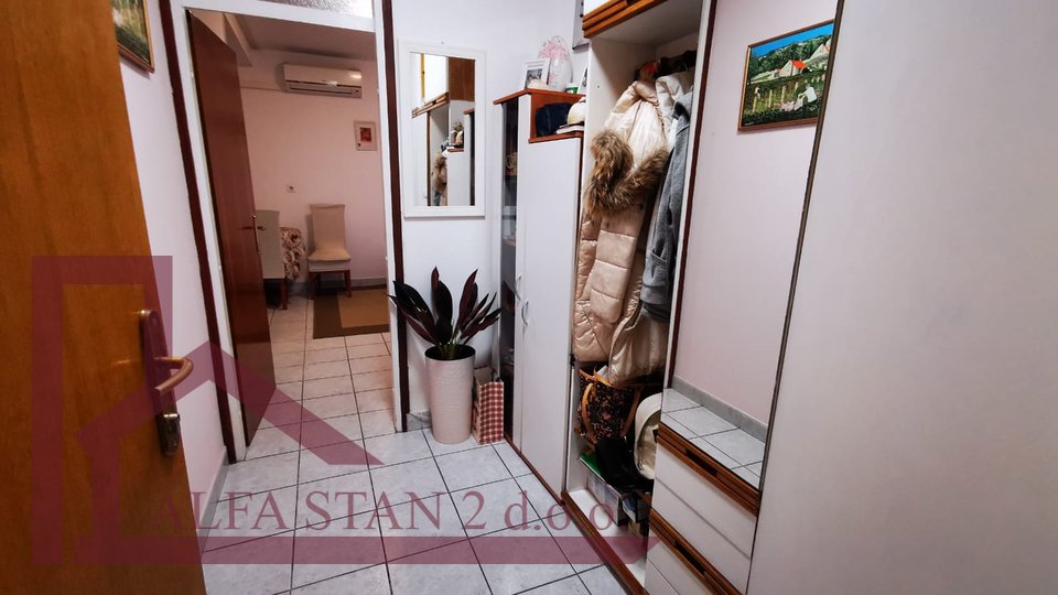 Prodajemo  stan u visokom prizemlju nebodera u Splitu, predio Sućidar