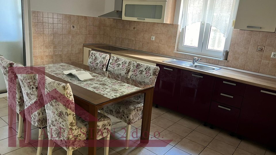 Long-term rent of a one-room apartment - center of Makarska