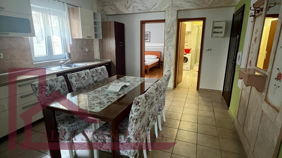 Long-term rent of a one-room apartment - center of Makarska