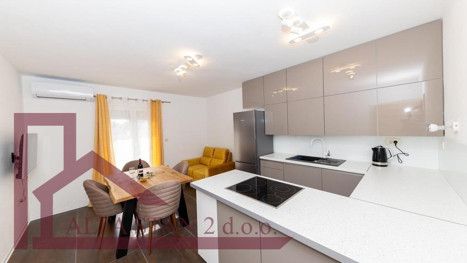 Wohnung, 55 m2, Vermietung, Solin - Sr. Strana