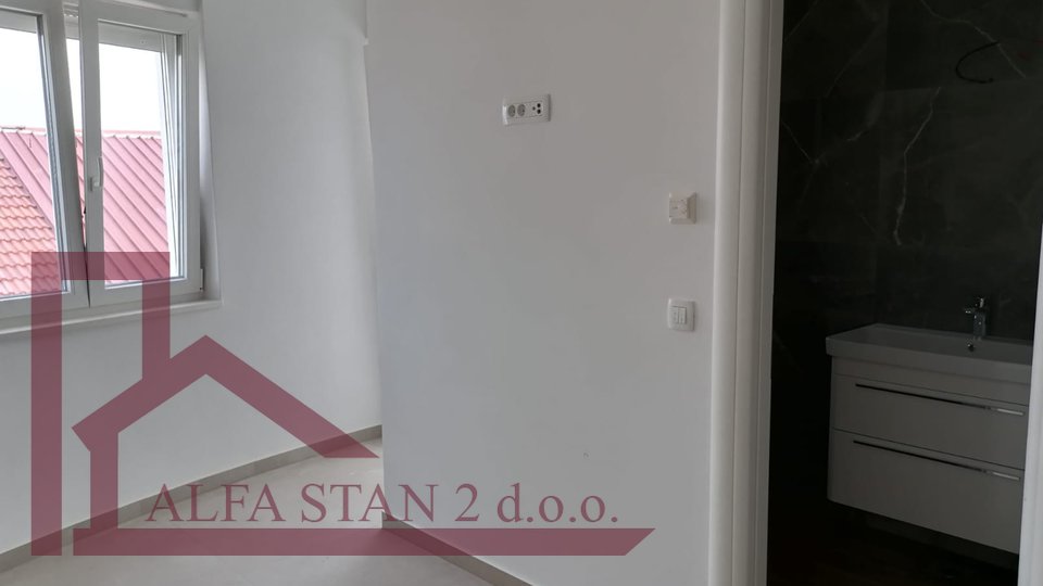 Okrug Gornji - three-room apartment - new building