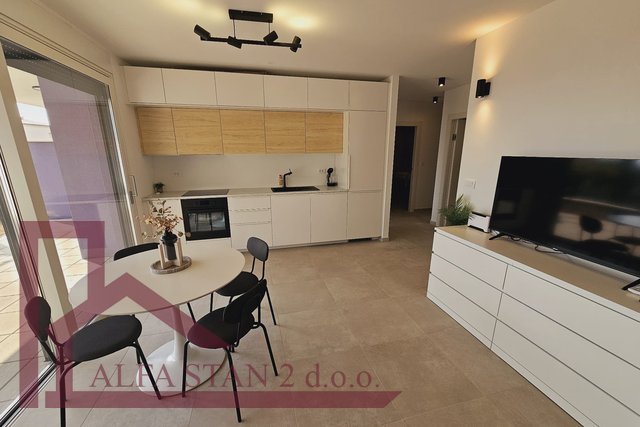 Appartamento, 92 m2, Affitto, Podstrana